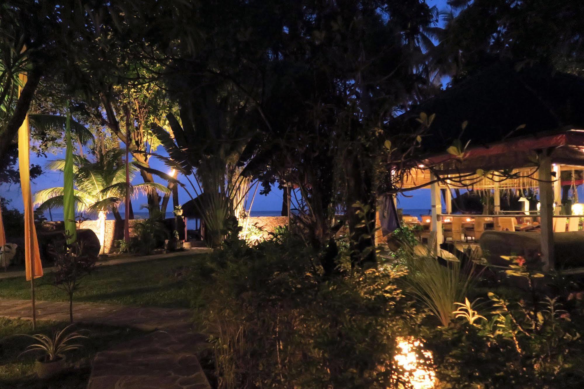 Cili Emas Oceanside Resort Tejakula Exterior photo